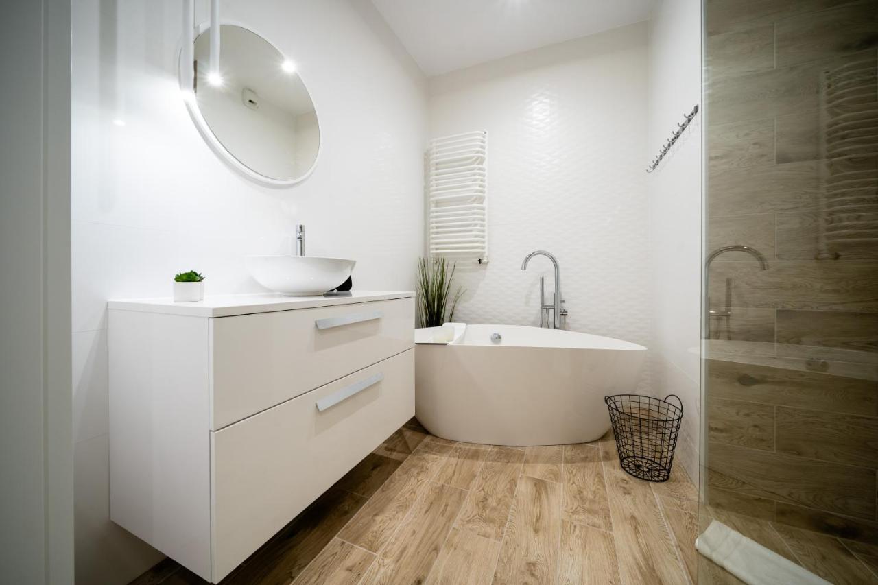 קטוביץ Urban Apartments Luxury Skyline Sokolska Towers 30A, 2 Free Garages, Gym & Sauna, Self Check-In מראה חיצוני תמונה